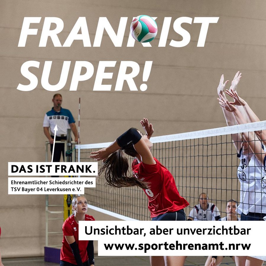 Motiv "Frank ist Super": Schiedsrichter steht im Hintergrund eines Volleyballspiels